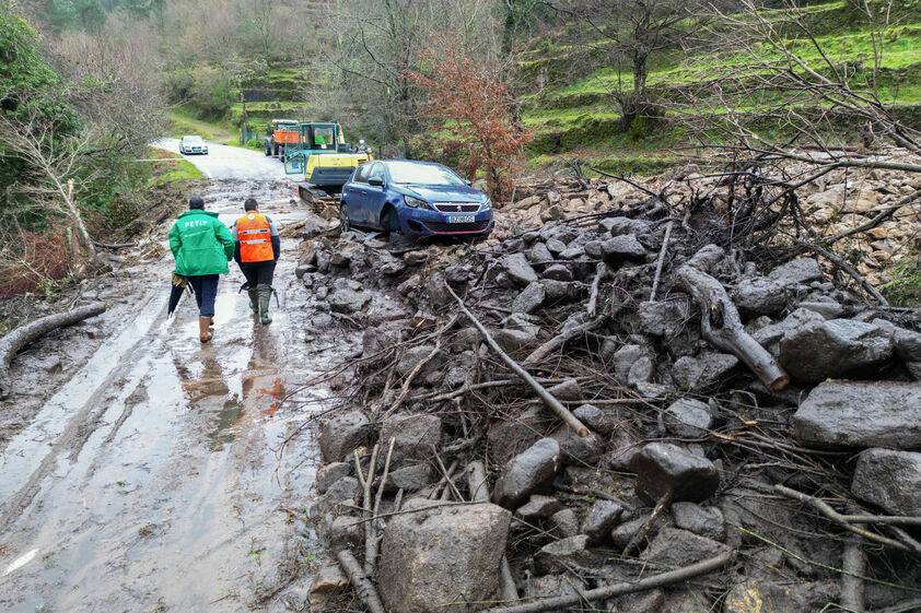 Depressão Kristin provoca estragos: mortes e ocorrências registadas