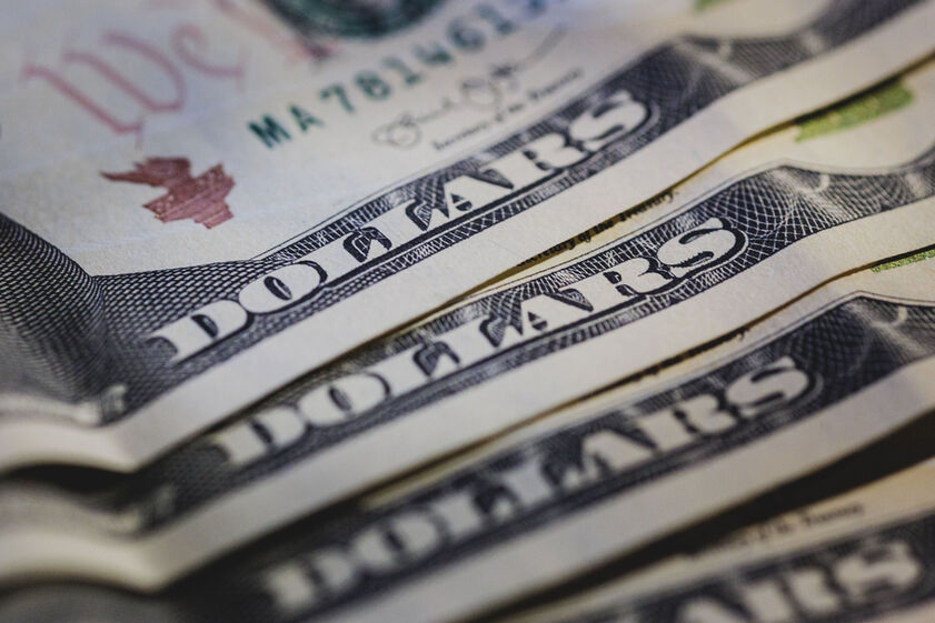 Dólar valoriza após nomeação de Warsh, mas semana aponta para perdas