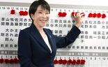 Sanae Takaichi, primeira-ministra do Japão e líder do PLD, coloca alfinetes com os nomes dos candidatos que venceram as eleições para a Câmara Baixa.