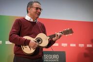 António José Seguro recebe uma viola campaniça, durante um almoço com apoiantes, em Castro Verde