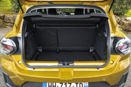Espaço da bagageira do Dacia Duster, com abertura superior para visibilidade interior