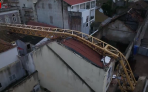 Imagens mostram grua que atingiu prédios. Mais de mil militares já mobilizados no país