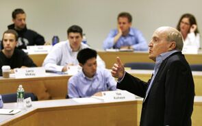 Aula com mentor e alunos de várias gerações