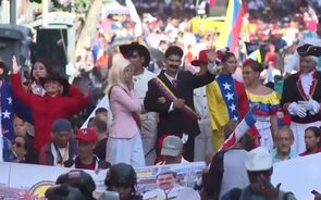 Uma celebração ou manifestação com pessoas vestidas com trajes venezuelanos