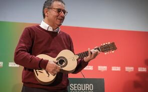 António José Seguro recebe uma viola campaniça, durante um almoço com apoiantes, em Castro Verde.