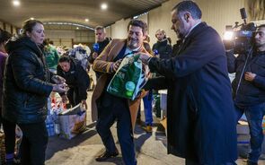 André Ventura durante uma entrega de bens essenciais às populações que estão a ser afetadas pelas tempestades.