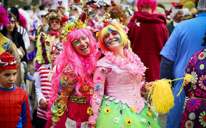 Foliões desfilam no Carnaval de Torres Vedras em 2025.