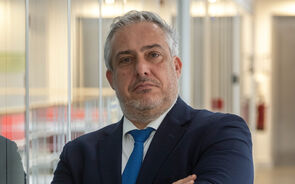 Retrato de Ricardo Mourinho Félix com fato e gravata azul