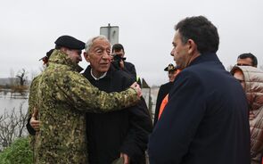 Marcelo Rebelo de Sousa cumprimenta militares durante a passagem por Montemor-o-Velho para se inteirar da situação das inundações do Rio Mondego