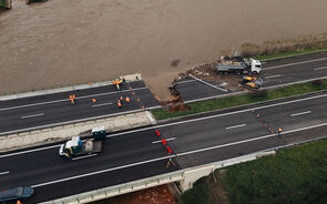 Equipa trabalha na recuperação da A1 após colapso devido a cheias.