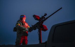 Millitar ucraniano opera sistema anti-drones