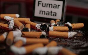 A lei proíbe, desde 2019, proíbe o descarte de pontas de cigarros e de outros produtos de tabaco para o chão