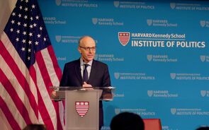 Luc Frieden, primeiro-ministro do Luxemburgo, numa conferência na Universidade de Harvard.
