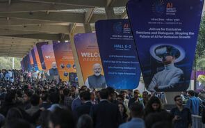 Visitantes na AI Impact Summit 2026 em Nova Deli, Índia.