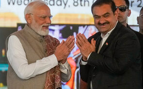 Primeiro-ministro da Índia, Narendra Modi, e Gautam Adani, 'chairman' da Adani Group.