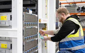 Técnico trabalha na rede de convergência da Microsoft na Irlanda