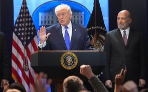 Trump anuncia taxa global após decisão do Supremo Tribunal