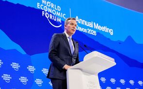 Líder do Fórum Económico Mundial demite-se após serem conhecidas ligações a Epstein