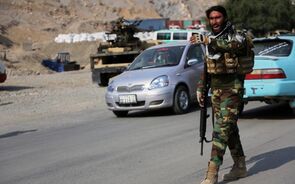 Paquistão declara 'guerra aberta' ao Afeganistão. Bombardeamentos atingem Cabul