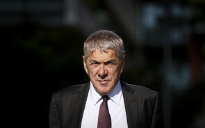 Sócrates, sem advogado, critica tribunal