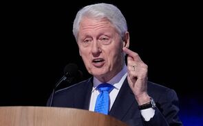 Bill Clinton nega irregularidades na relação com Jeffrey Epstein perante o congresso