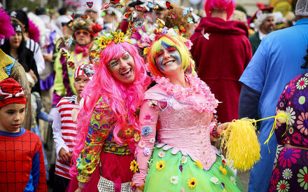 Foliões desfilam no Carnaval de Torres Vedras em 2025.