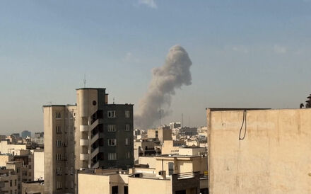EUA e Israel atacam o Irão: imagens mostram uma coluna de fumo 
