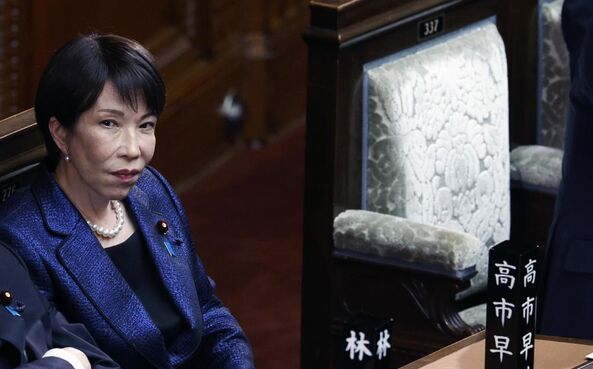 Sanae Takaichi terá adotado uma 'postura mais agressiva' junto do banco central.