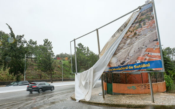Tempestades causam prejuízos de 50 milhões de euros em Setúbal, com danos em estradas e edifícios