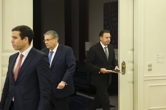 Governo chama imigrantes e vigia preços na construção