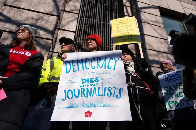Centenas manifestam-se contra os despedimentos no Washington Post