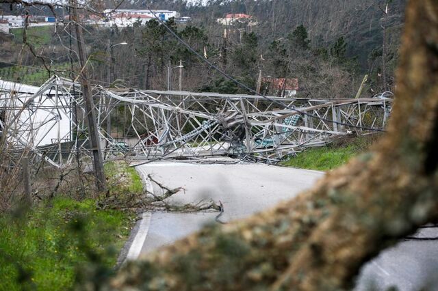 A pesada tarefa de voltar a levar a eletricidade a cada casa e empresa