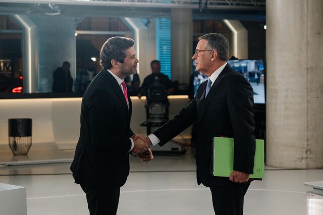 Seguro 'arrasa' mas extremismo está 'em ascensão'. As presidenciais vistas lá fora