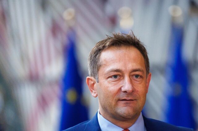 Comissário Europeu da Agricultura vai ao 'campo' com pedido para acionar reserva de crise na mão 