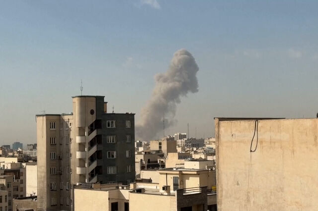 EUA e Israel atacam o Irão. Novas imagens mostram gigante coluna de fumo 