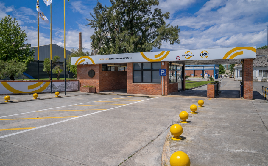 Fábrica Maceira Liz Secil, com dívidas e prejuízos por Kristin ao setor cerâmico.