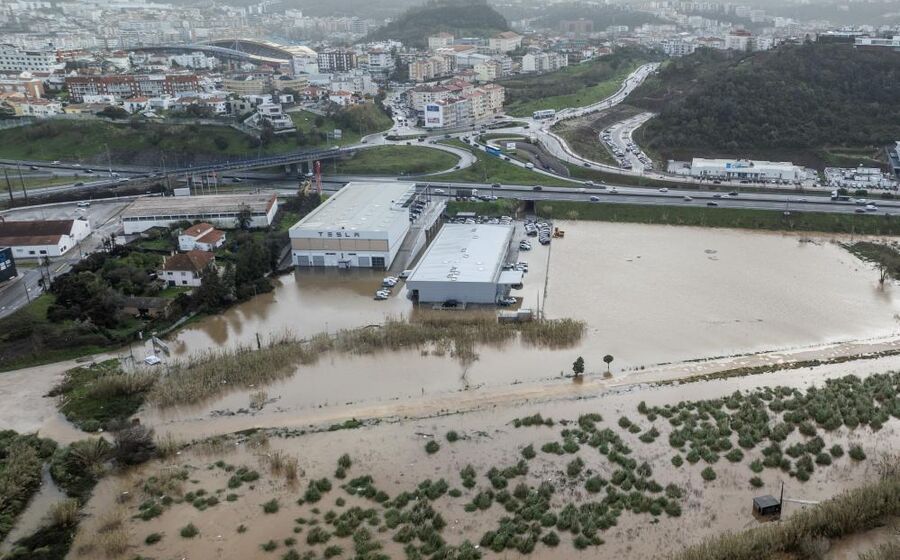 Imagem captada por drone das inundações na cidade de Leiria depois de o concelho ter sido gravemente afetado pela depressão Kristin.
