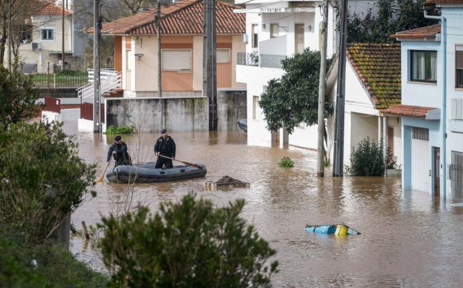 Elementos da Proteção Civil passam com um bote pela zona que ficou submersa pela subida da água do Rio Liz devido ao mau tempo, em Leiria