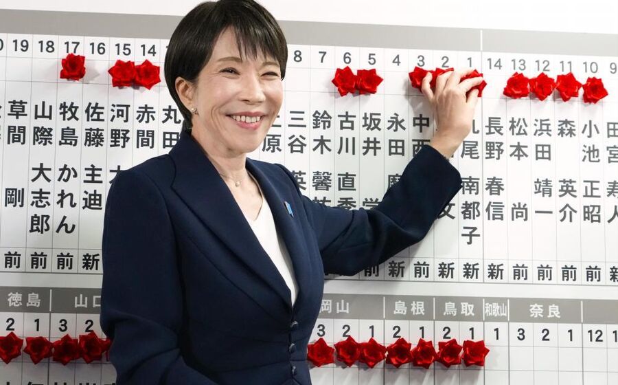 Sanae Takaichi, primeira-ministra do Japão e líder do PLD, coloca alfinetes com os nomes dos candidatos que venceram as eleições para a Câmara Baixa.