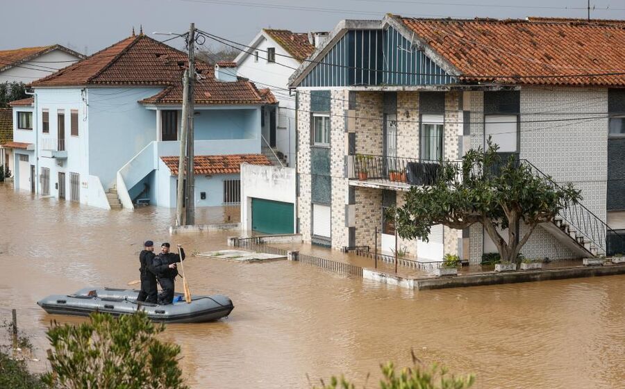 Elementos da proteção civil com um bote na zona que ficou submersa pela subida da água do Rio Liz