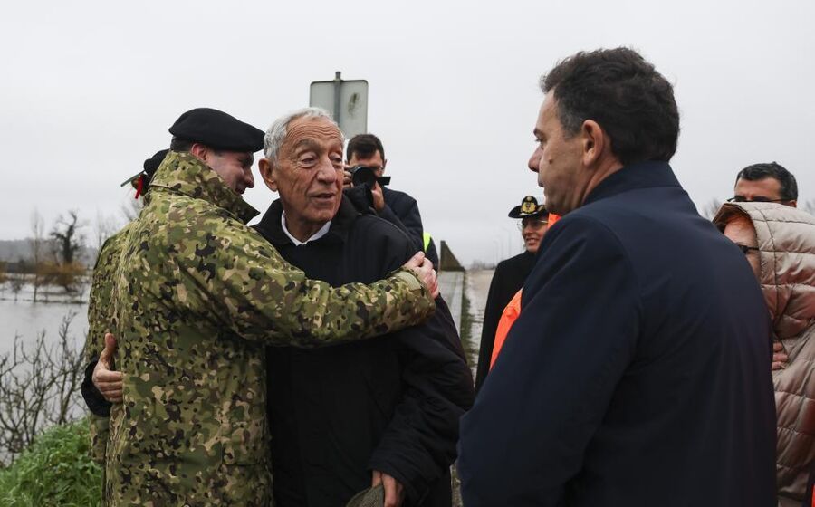 Marcelo Rebelo de Sousa cumprimenta militares durante a passagem por Montemor-o-Velho para se inteirar da situação das inundações do Rio Mondego