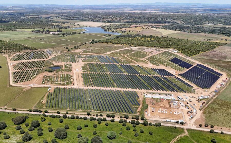 Construção da Central Fotovoltaica da Cavaleira e Unidade de Armazenamento em Baterias
