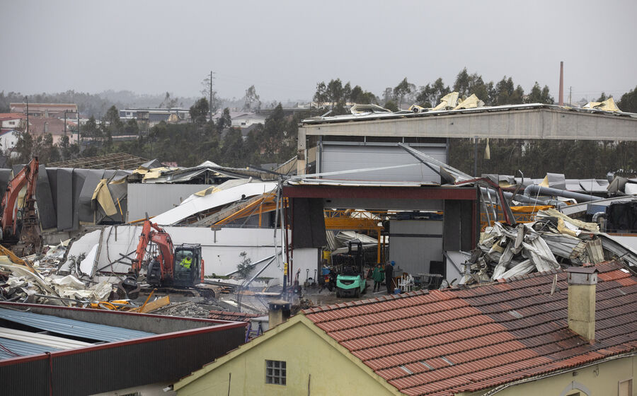 Destruição na freguesia de Barracão, onde várias casas e empresas ficaram danificadas devido ao mau tempo.