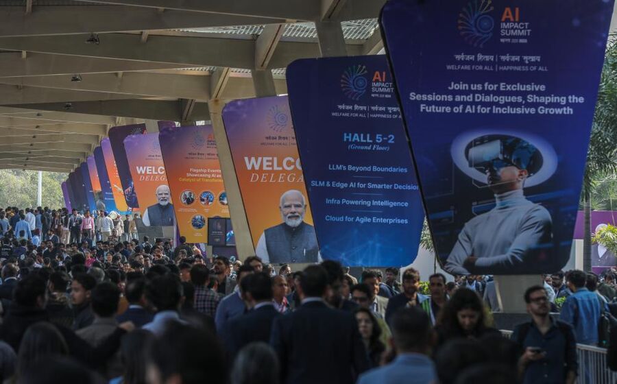 Visitantes na AI Impact Summit 2026 em Nova Deli, Índia.