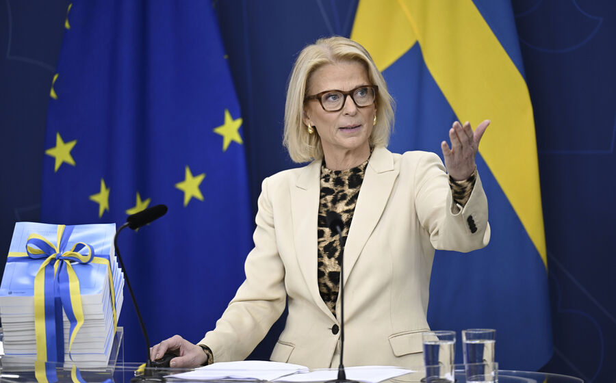 A ministra das Finanças da Suécia admitiu a criação de um grupo de trabalho para estudar a adesão ao euro.