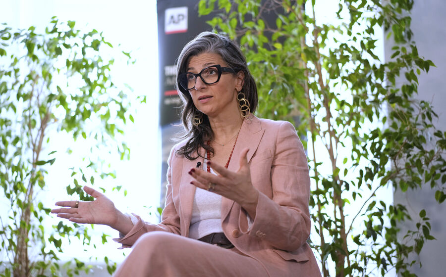 Francesca Albanese, relatora da ONU, enfrenta críticas de estados europeus e apoio de artistas