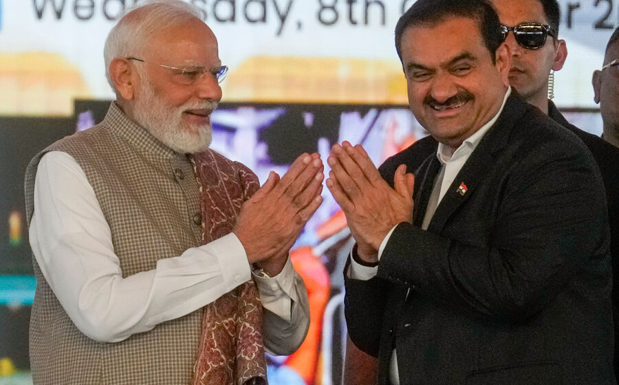Primeiro-ministro da Índia, Narendra Modi, e Gautam Adani, 'chairman' da Adani Group.