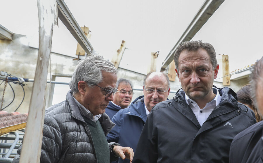 Comissário europeu avalia estragos em Portugal após mau tempo.