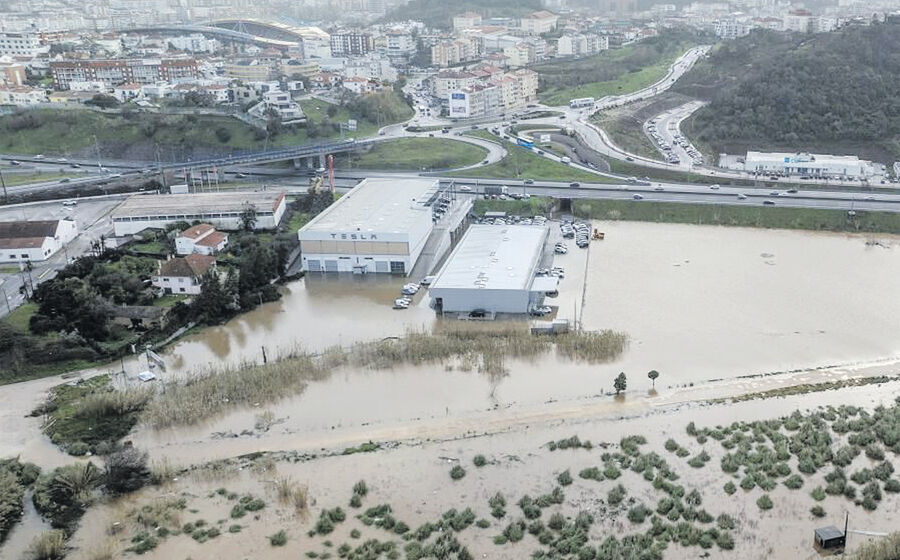 Imagem captada por drone das inundações    na cidade de Leiria depois de o concelho ter sido gravemente afetado pela depressão Kristin.