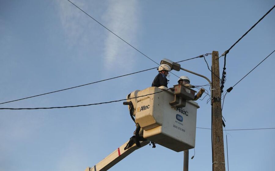 Trabalhos de reposição da rede elétrica